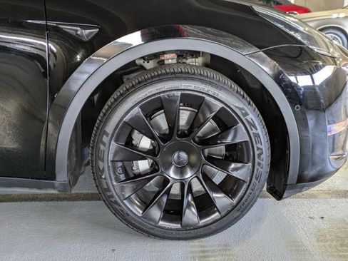 Used 2022 Tesla Model Y Long Range image 23