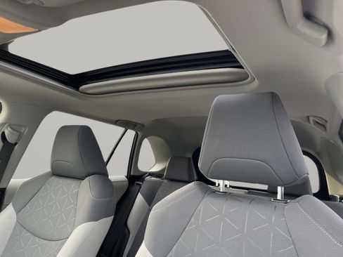 Used 2019 Toyota RAV4 XLE w/ Phone Cable & Charge Package image 31