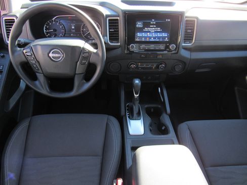 Used 2024 Nissan Frontier SV image 9