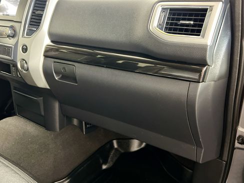 Used 2017 Nissan Titan SV RWD image 35