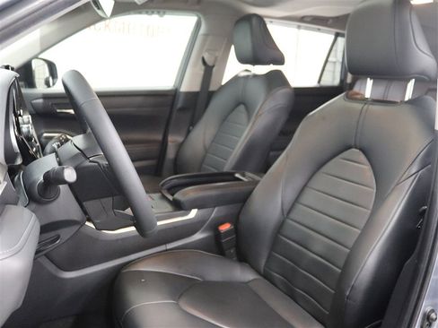 Used 2023 Toyota Highlander XLE image 10