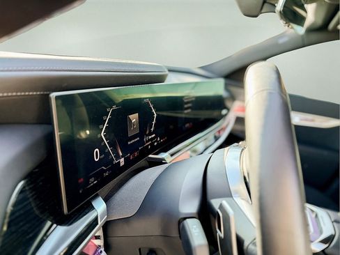 Used 2025 BMW 760i xDrive w/ Executive Package image 25