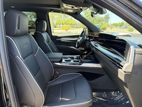 Certified 2025 Cadillac Escalade ESV Premium Luxury image 33