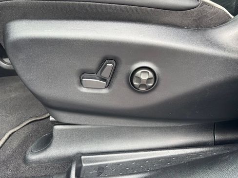 Used 2025 Chrysler Pacifica Limited FWD image 16