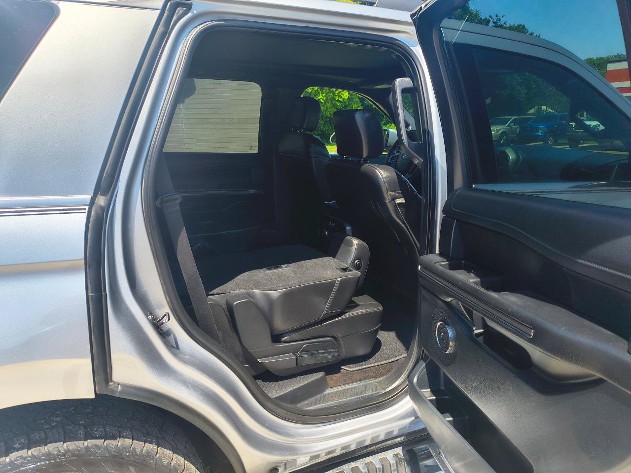 Used 2020 Ford Expedition XLT w/ Equipment Group 202A AWD/4WD image 10