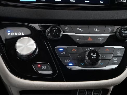 Used 2024 Chrysler Pacifica Touring-L FWD image 15