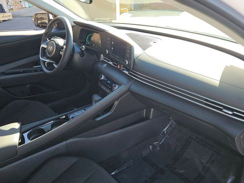 Used 2025 Hyundai Elantra Blue image 19