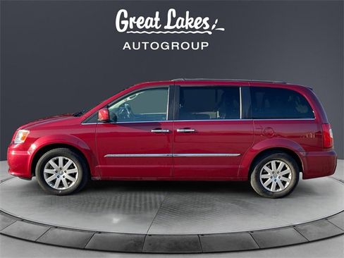 Used 2015 Chrysler Town & Country Touring w/ Driver Convenience Group image 2