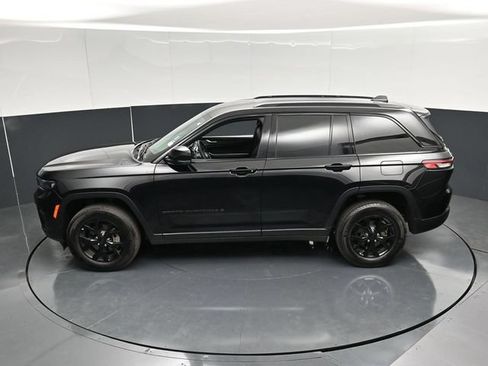 Used 2025 Jeep Grand Cherokee Altitude AWD/4WD image 47