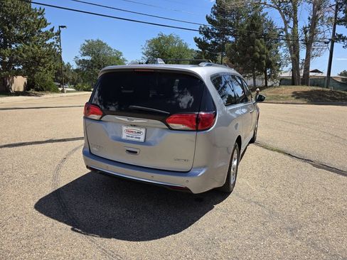 Used 2018 Chrysler Pacifica Limited FWD image 7