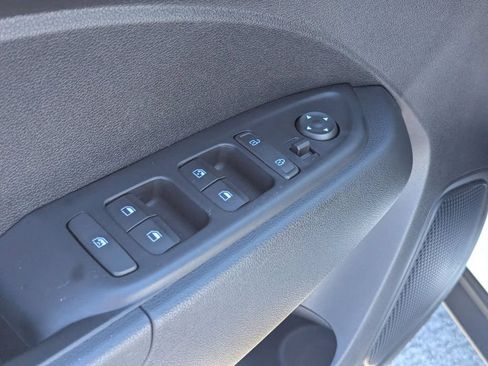 Used 2025 Hyundai Venue SEL FWD image 13
