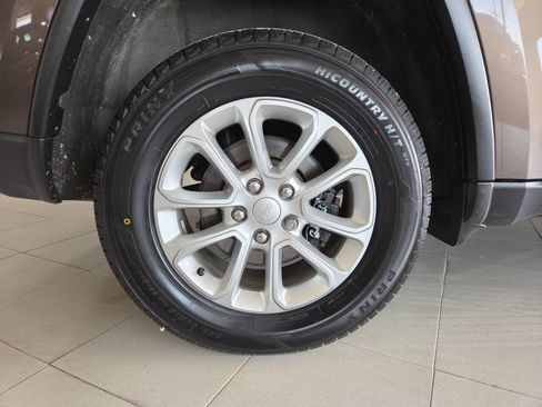 Used 2021 Jeep Grand Cherokee Laredo AWD/4WD image 10