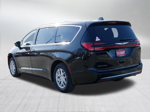 Used 2024 Chrysler Pacifica Touring-L image 5