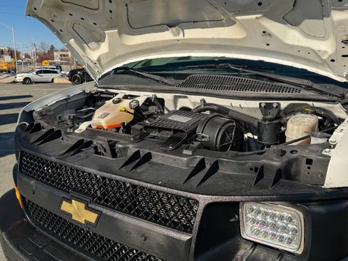 Used 2017 Chevrolet Express 2500 image 31