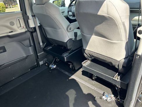 Used 2024 Toyota Sienna LE FWD image 6