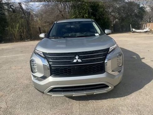 Used 2024 Mitsubishi Outlander SE image 3