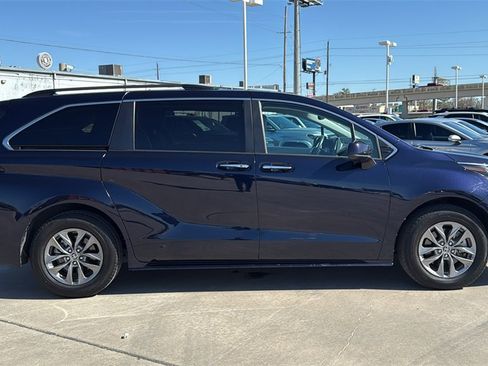Used 2023 Toyota Sienna XLE image 10