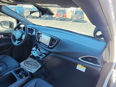 New 2026 Chrysler Pacifica Select FWD image 24