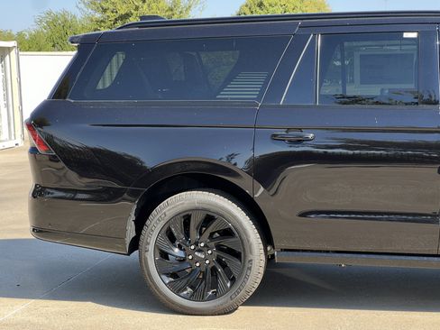 New 2025 Lincoln Navigator L Reserve w/ Jet Appearance Package image 11