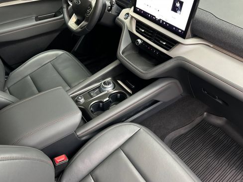 Used 2025 Ford Explorer Active w/ Active Comfort Package image 17