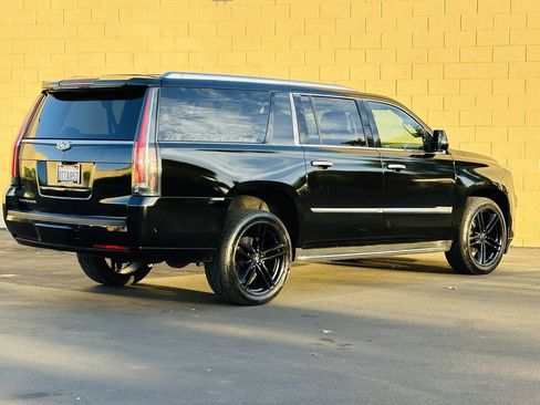 Used 2017 Cadillac Escalade ESV Luxury RWD image 5