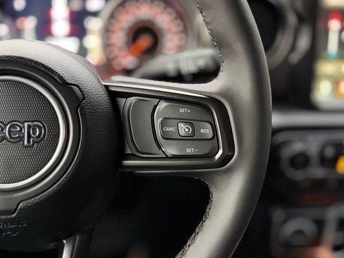 Used 2023 Jeep Gladiator Willys image 11