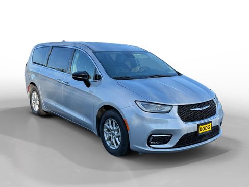 Used 2024 Chrysler Pacifica Touring-L image 7