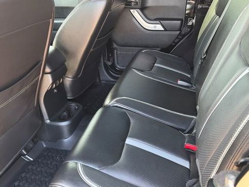 Used 2018 Jeep Wrangler Unlimited Rubicon w/ Connectivity Group AWD/4WD image 13