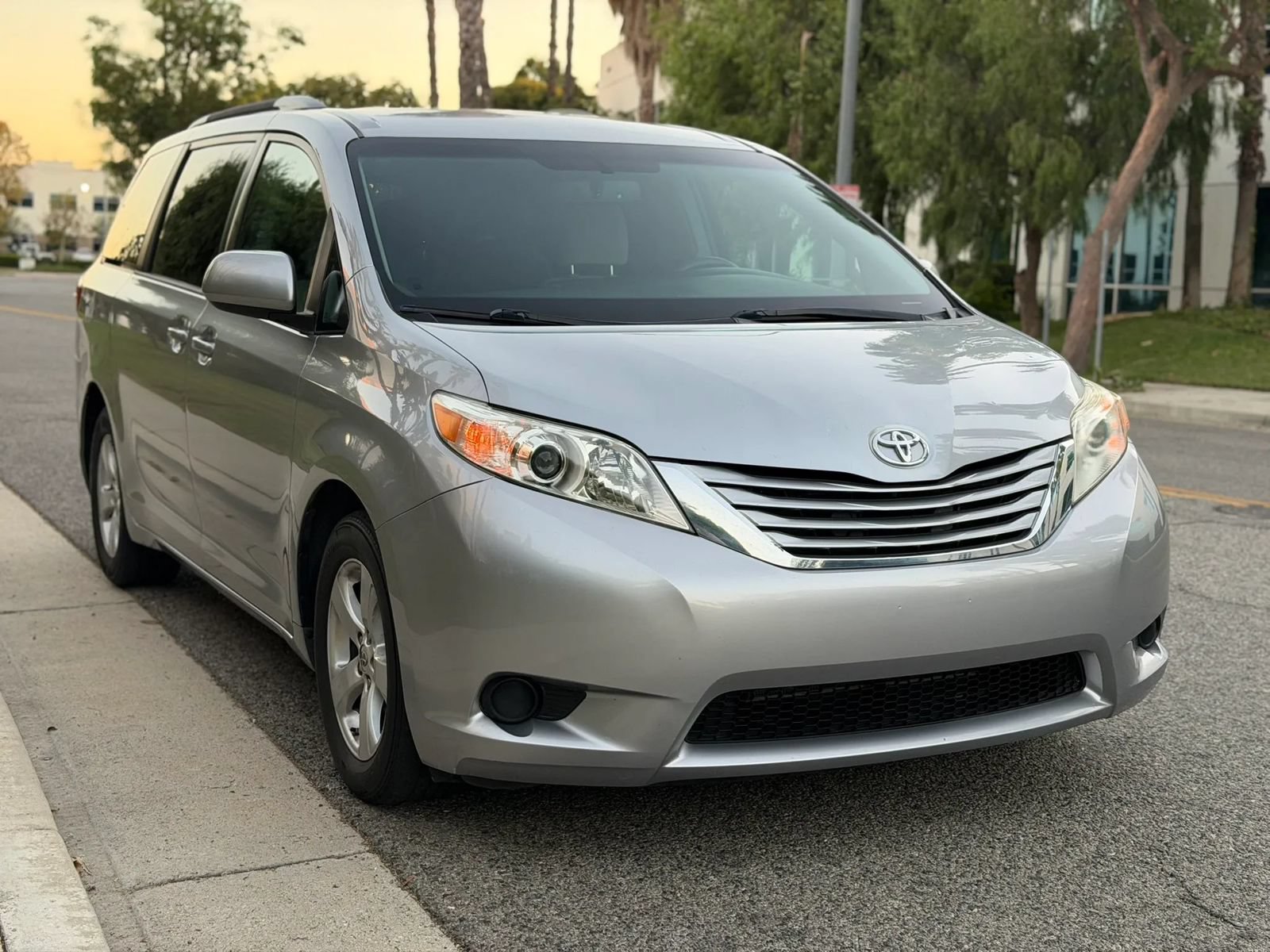 Used 2017 Toyota Sienna LE FWD image 3
