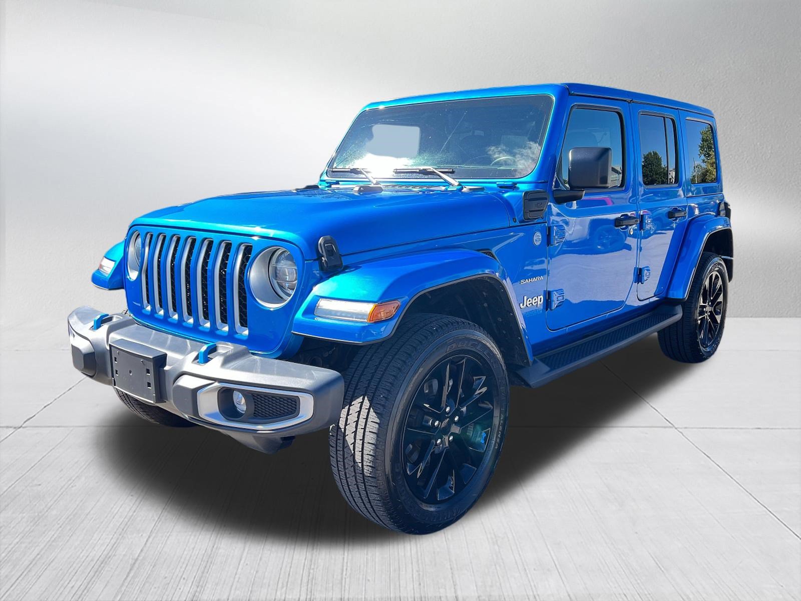 Used 2022 Jeep Wrangler Unlimited Sahara w/ Cold Weather Group AWD/4WD image 1