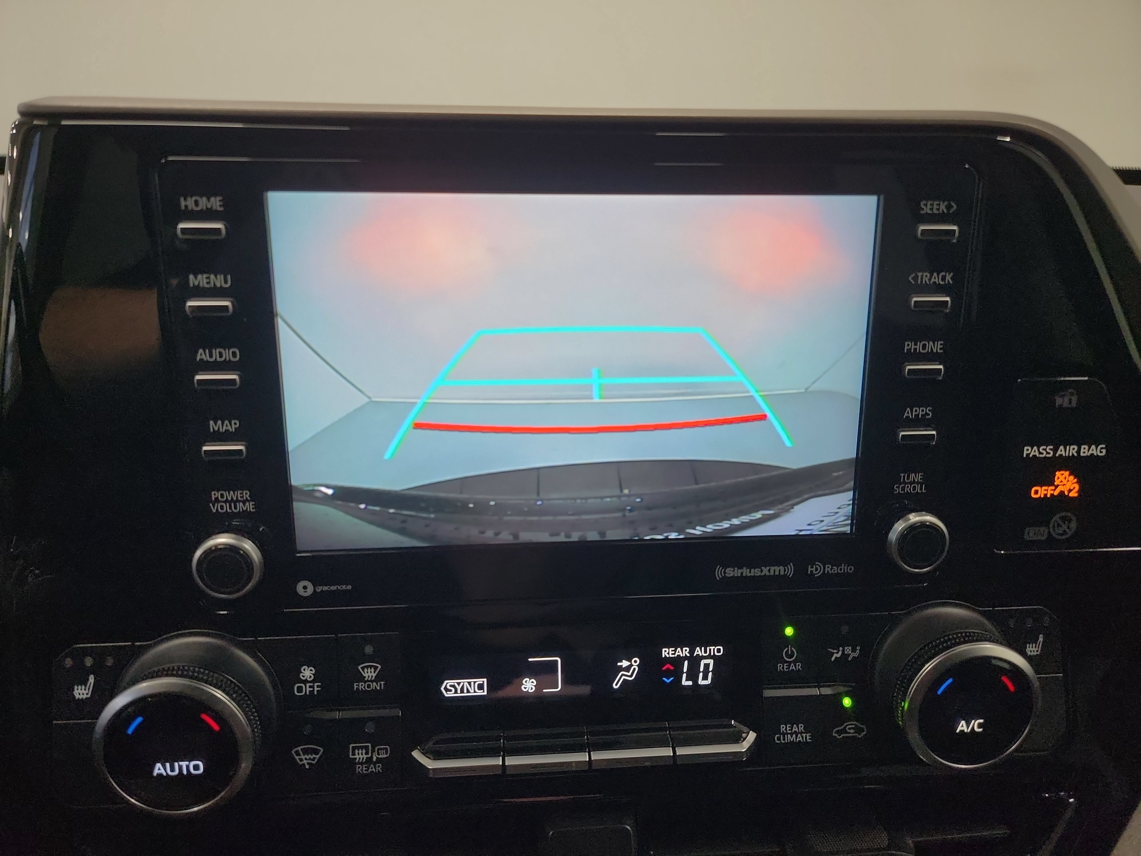 Used 2021 Toyota Highlander XLE AWD/4WD image 23
