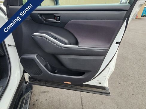 Used 2021 Toyota Highlander LE FWD image 22
