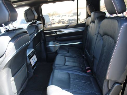 Used 2022 Jeep Grand Wagoneer Series III w/ Flexible Seating Group AWD/4WD image 17