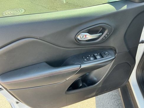 Used 2020 Jeep Cherokee Trailhawk AWD/4WD image 16