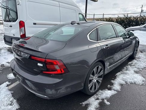 Used 2022 Volvo S90 T8 R-Design image 7