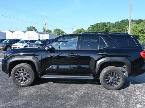 Used 2025 Toyota 4Runner SR5 AWD/4WD image 4