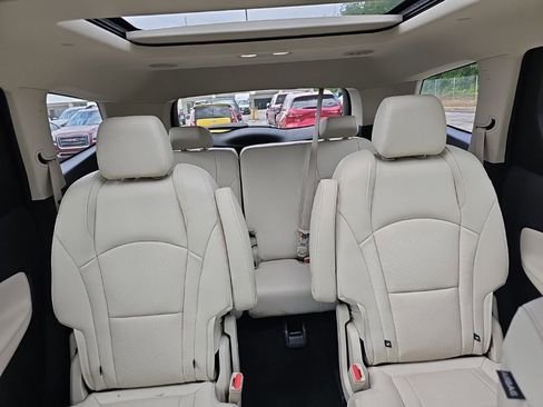 Used 2023 Buick Enclave Essence w/ Experience Buick Package FWD image 7