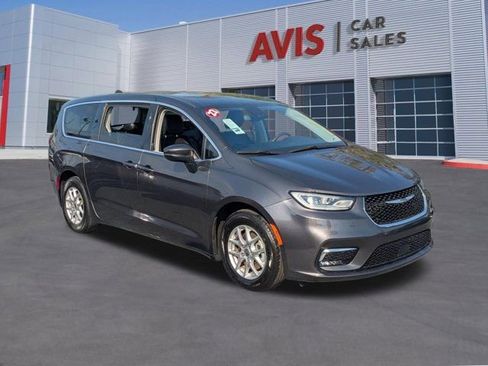 Used 2023 Chrysler Pacifica Touring-L image 3
