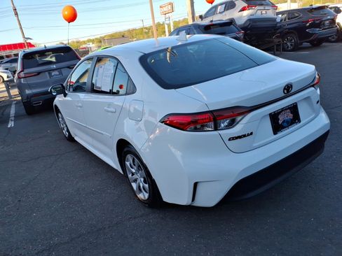 Used 2024 Toyota Corolla LE FWD image 4