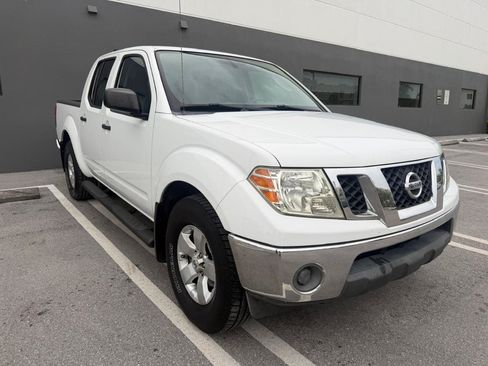 Used 2011 Nissan Frontier SV RWD image 2
