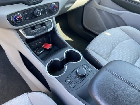 Used 2024 GMC Terrain SLE w/ Driver Convenience Package FWD image 24