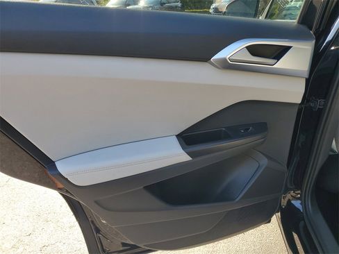 Certified 2025 Volkswagen Taos SE image 9