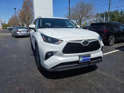 Used 2022 Toyota Highlander XLE AWD/4WD image 9