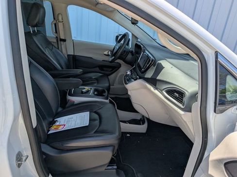 Used 2023 Chrysler Pacifica Touring-L FWD image 20