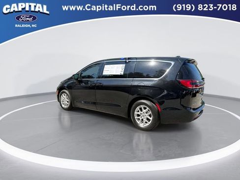 Used 2024 Chrysler Pacifica Touring-L FWD image 6
