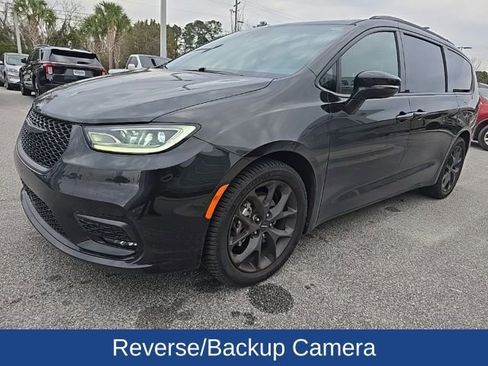 Used 2023 Chrysler Pacifica Limited w/ Uconnect Theater Family Group image 4