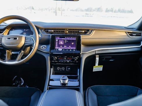 New 2025 Jeep Grand Cherokee Altitude image 40