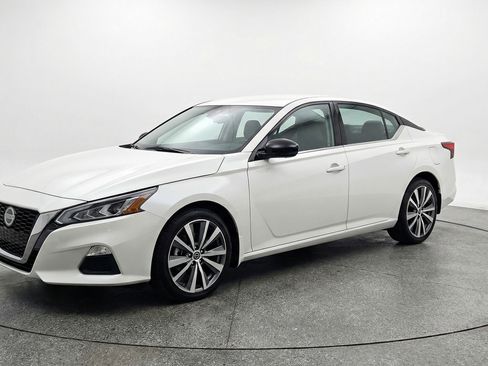 Used 2025 Nissan Altima 2.5 SV FWD image 3