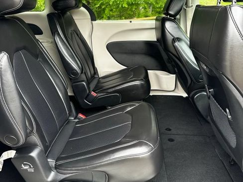 Used 2023 Chrysler Pacifica Touring-L FWD image 20