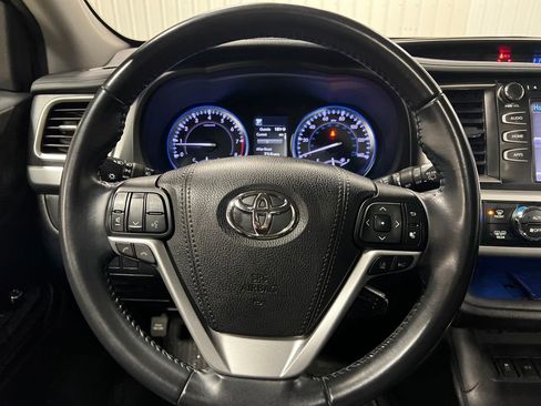 Used 2018 Toyota Highlander SE image 14